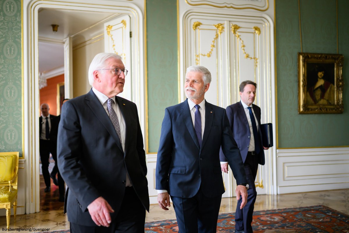 'Wir leben in einer Zeit, in der europäischer Zusammenhalt und Dialog von größter Bedeutung sind.' BPr #Steinmeier ist zu Gesprächen mit dem tschechischen @prezidentpavel in Prag eingetroffen. 🇩🇪 und 🇨🇿 sind enge Partner in #EU und #NATO. Pavel besuchte im März 2023 Berlin.