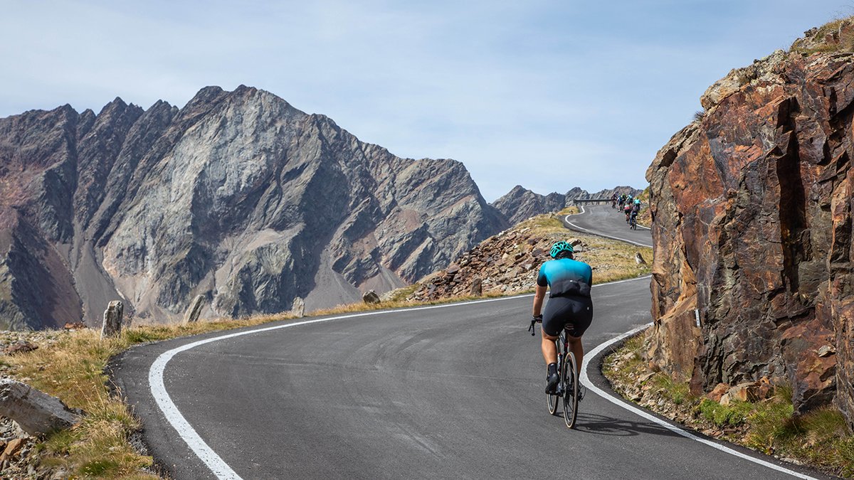 Valtellina: The Most Epic Alpine Passes Open Only to Cyclists @valtellina outdoorsportswire.com/valtellina-the…