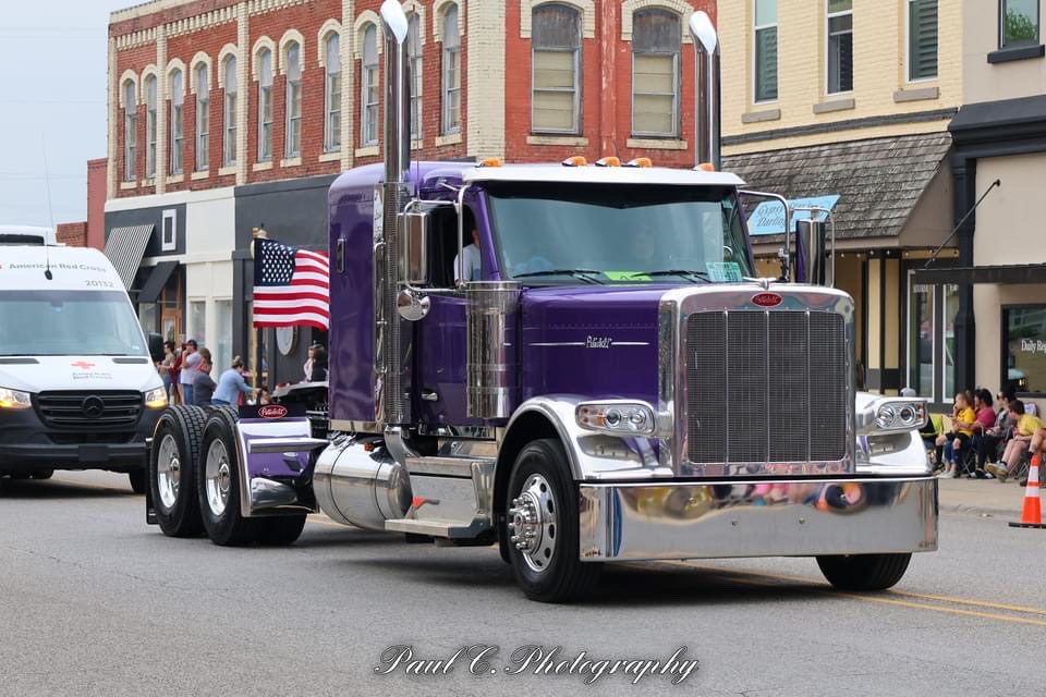 Over the weekend, our Peterbilt Veteran and Team Fun groups proudly took part in the Medal of Honor parade in Gainesville, Texas, showcasing the remarkable Model 589. We’re honored to support our veterans and local communities! #Peterbilt #PeterbiltPride #Veterans #Model589