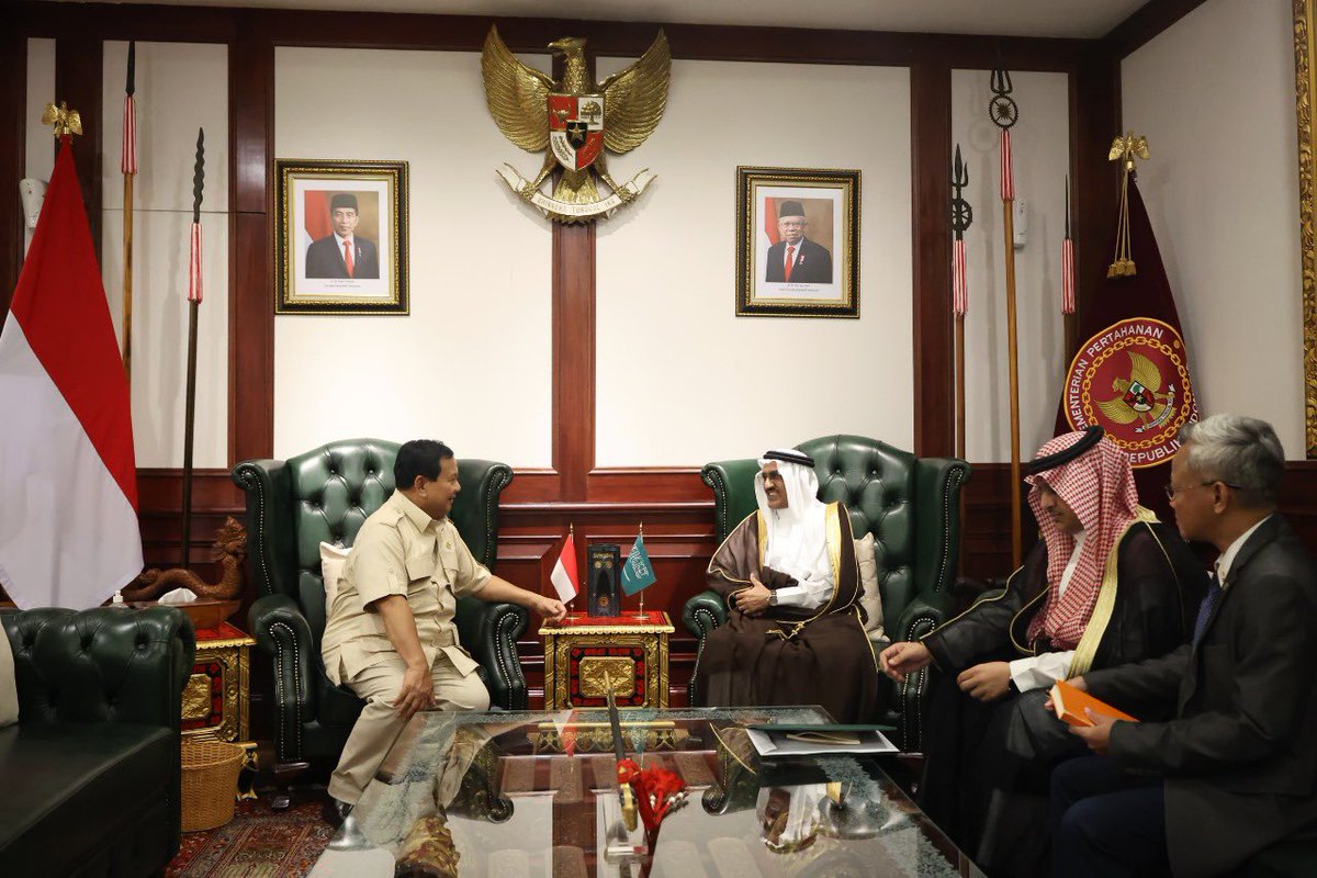 Menhan Menerima Kunjungan Duta Besar Arab Saudi Setelah mendampingi Presiden Jokowi @jokowi di Istana Kepresidenan, Bogor, Jawa Barat, Menteri Pertahanan Prabowo Subianto @prabowo menerima kunjungan kehormatan Duta Besar Arab Saudi untuk Indonesia, H.E. Mr. Faisal Bin Abdullah