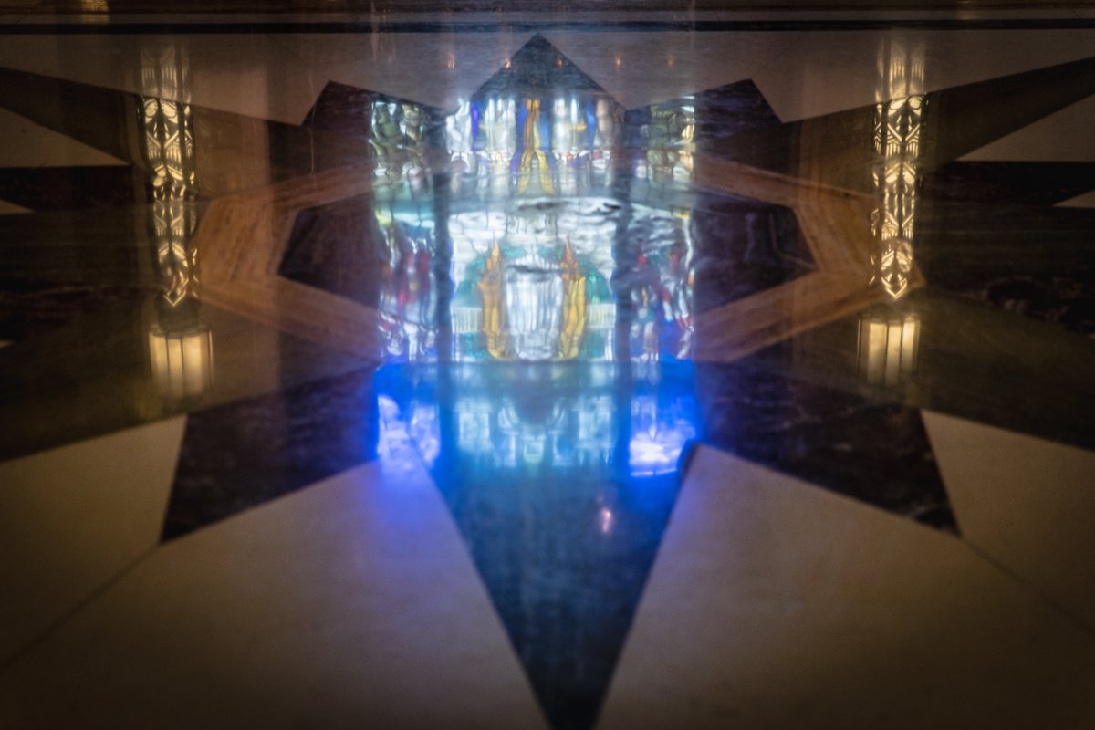 A magnificent reflection of the stained glass memorial window - just one of the many beautiful details of Freemasons' Hall 😍 Discover the wonders of Freemasons' Hall through one of our engaging tours⏬ 🔗ugle.org.uk/freemasons-hal… #Freemasons #Freemasonry #ArtDecoBuilding