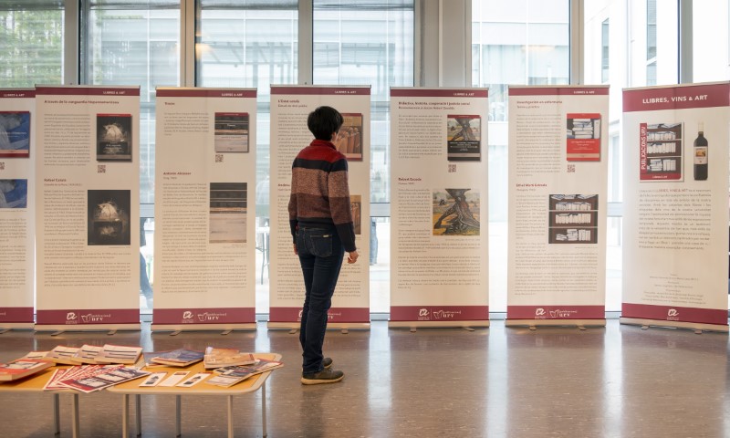 📚L'exposició 'Llibres, Vins & Art' mostra etiquetes de vins i cobertes de llibres de la #URV amb imatges del seu fons d’art, i es pot visitar fins al 5 de maig al CRAI del campus Catalunya. 👉diaridigital.urv.cat/una-exposicio-…