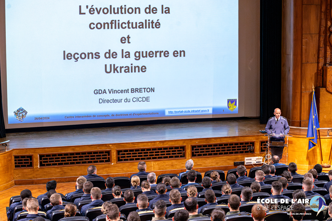 [#Conférence] 💬 Le GDA Vincent Breton a partagé son expertise sur l'évolution de la conflictualité et les leçons de la guerre en Ukraine avec nos élèves-officiers. Un moment de transmission du savoir pour préparer nos élèves-officiers aux défis à venir. #NotreDéfense