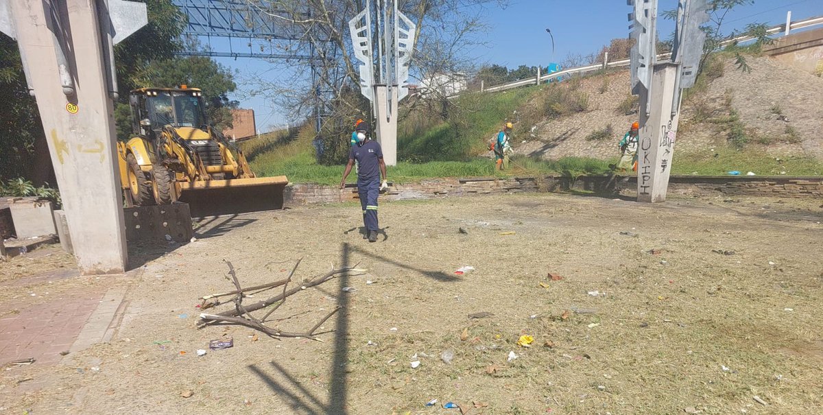 Cleanup and law enforcement campaign at the Charlton Terrace and Saratoga gateways. This campaign is part of a 6 week programme aimed at revitalising the inner city gateways in collaboration with @Jozi_My_Jozi #JoburgServices @CityofJoburgZA @CleanerJoburg @Irenemafune