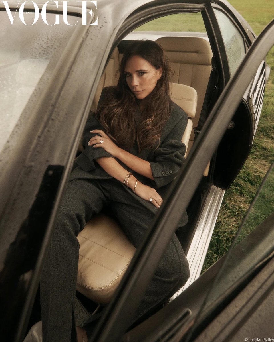 VogueFrance's tweet image. À 50 ans, la peau de Victoria Beckham rayonne d’un glow inouï. La #SpiceGirl a révélé récemment les 3 habitudes qui ont vraiment changé la donne, pour elle, côté skincare.
--&amp;gt; trib.al/xv69nYu
© Lachlan Bailey
