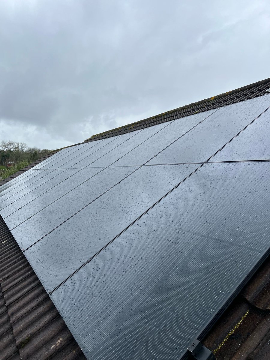 Another day, another installation completed by our team!

#solarinstallation #energytechnology  #solarpanels #solarpanel #solar #solartechnology #SolarPower #RenewableUpgrade #EnergyEfficiency #solarPV #BatteryStorage #solarinstallerUK #solarPVinstallerHampshirw