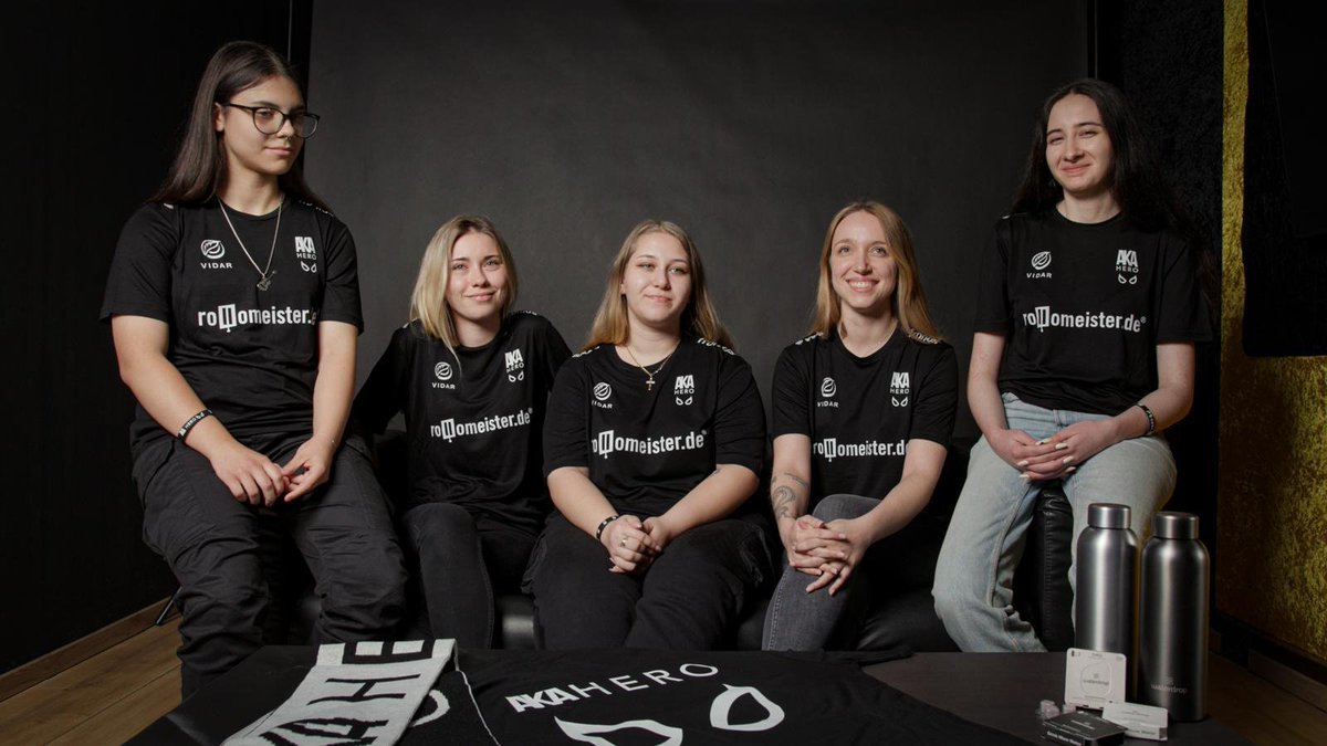 ⚫️Looking for a coach⚫️ Our female squad is looking for a coach. 👀 Requirements: - 3-4x times a week time for prac - Experience in coaching or playing at a certain level Small salary included 🎮 add 'max67' or 'littleallyy' on Discord if you are interested 😍🔥 #BEAHERO
