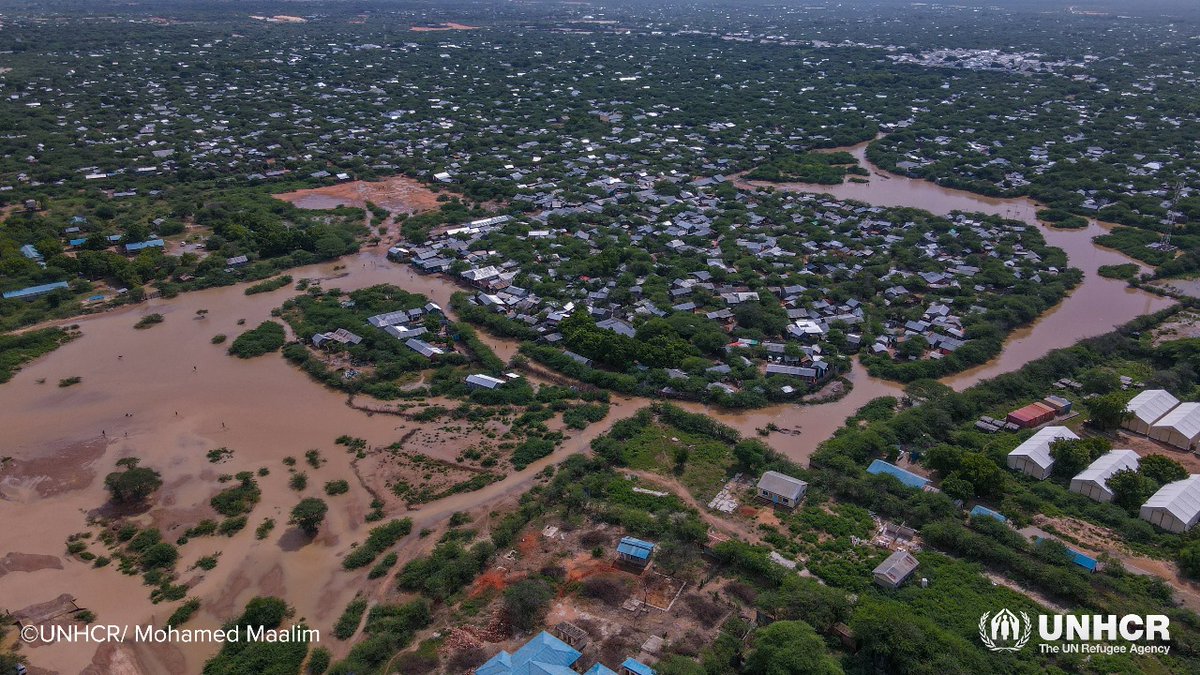 Heavy rains are causing serious flooding and displacement in the Dadaab refugee camps. UNHCR is working together with @GarissaGov & partners, mobilizing core relief items for distribution, and moving people to safe locations.