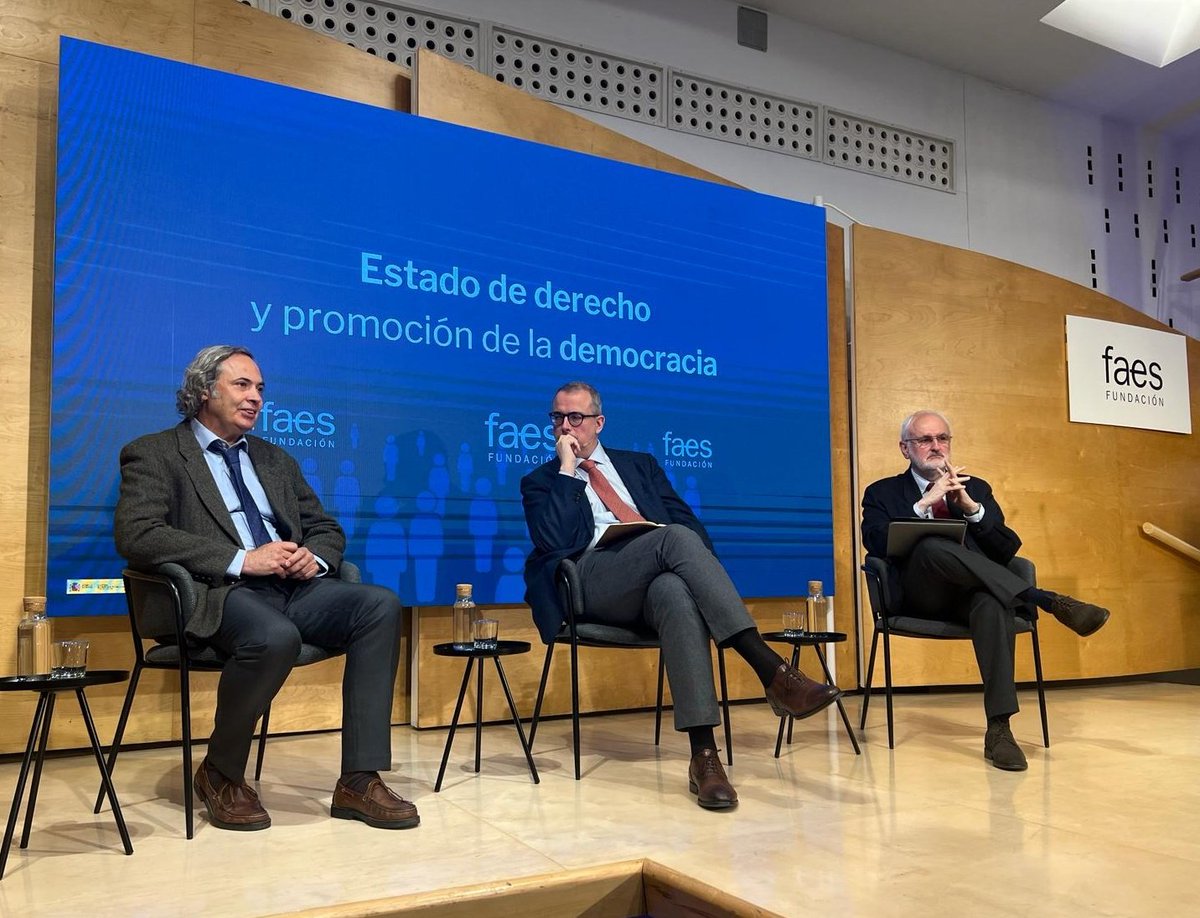 🔵 @FundacionFaes continúa con su labor de la defensa Estado de Derecho y Promoción de la Democracia, hoy más necesarios que nunca. Como recordó José María Aznar sobre el último episodio sanchista 'Quien no se respeta a sí mismo no puede pretender tener el respeto de los demás'.