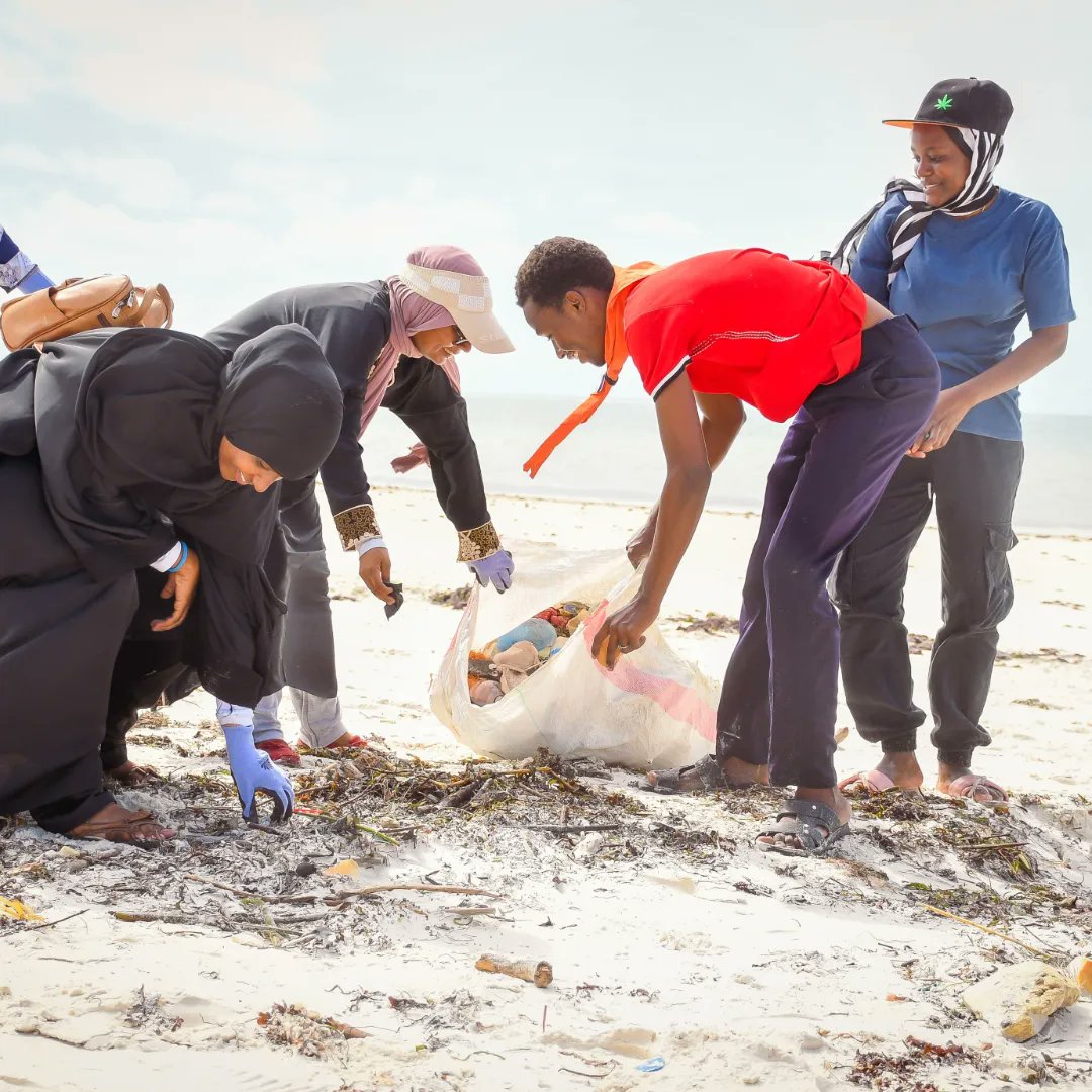 Now to the fun part! We rolled up our sleeves, grabbed our gloves, and got into the ultimate #plastic-picking at the #baharisafichallenge and #BeatPlasticPollution campaign! And boy, we did great.
#BeatPlasticPollution #GreenJobs #ClimateCrisis #floods Mahi Mahiu #BreakingNews