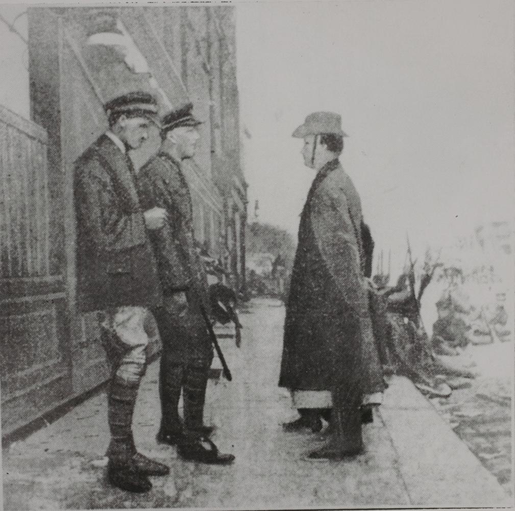 #OnThisDay 1916 Pearse unconditionally surrendered to General Lowe. Elizabeth O'Farrell (whose boots can be just seen to Pearse's right) carried the surrender order to Lowe & then the other Volunteer positions. This effectively ends the Easter Rising in Dublin. #Ireland #History