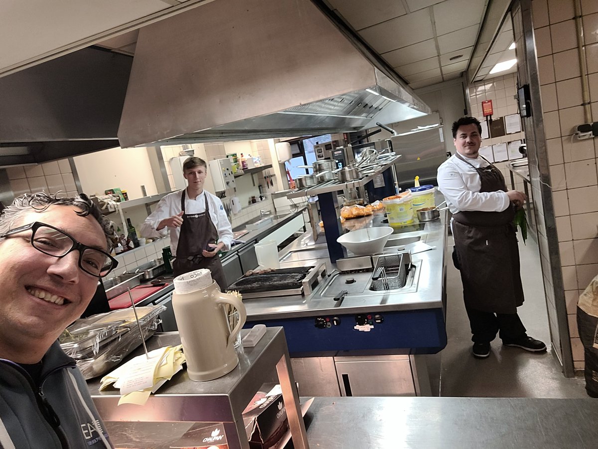 Deze week hebben een middelbare school op #voetbalkamp bij Fletcher Hotel Frerikshof in #Winterswijk Naast ontspanning gaan de leerlingen ook trainen bij FC Winterswijk <a href="/fcwwijk/">FC Winterswijk</a>

#schoolkamp #voetbalkamp #winterswijk #frerikshof #traininingskamp #fletcherhotelfrerikshof #hotel