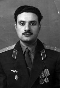 Povestirea „Cei mai buni oameni' a fost scrisă în lagăr de Henrich Altunian, un georgian născut în Tbilisi și stabilit în Harkov, maior în Forțele Aeriene Sovietice, arestat în vara lui 1969 și internat în regiunea Krasnodar. Motivul a fost că semnase o scrisoare în sprijinul…