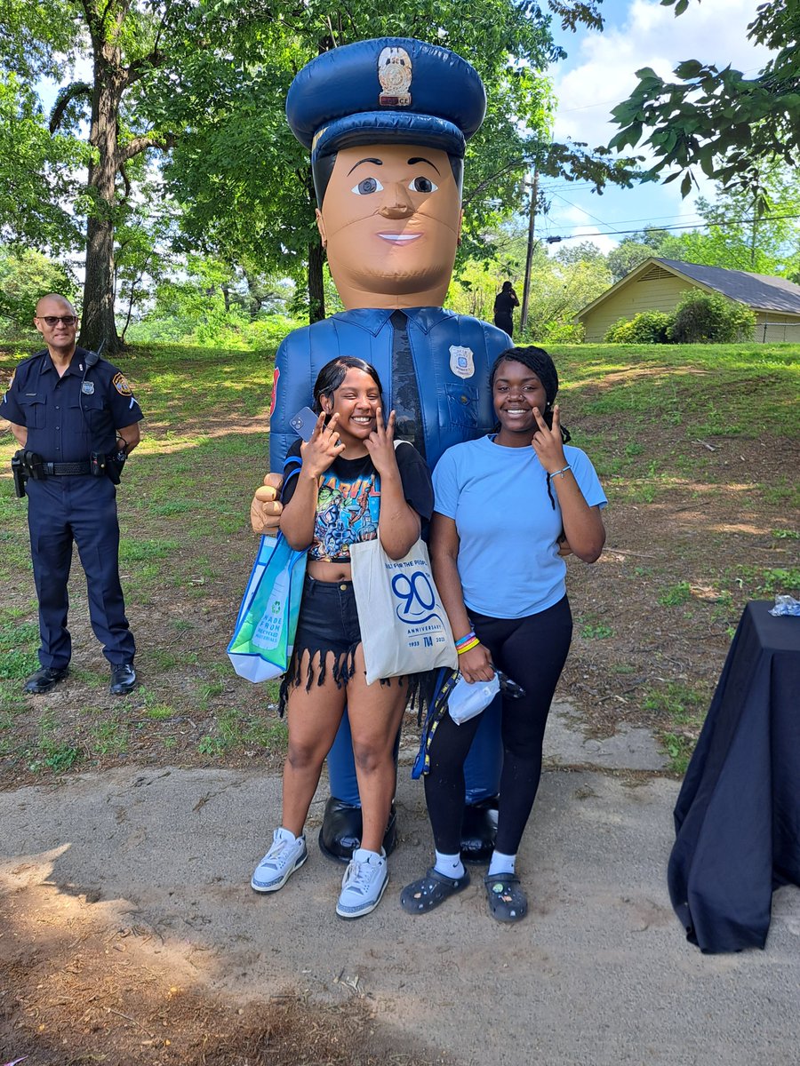 Ridgeway Station Colonel Adair and officers attended the Oakhaven Spring 2024 Festival. Officers interacted with the children and spoke with their parents while providing them with crime prevention tips.

#BestInBlue #NowHiring #JoinMPD #ApplyNow #PoliceOfficer #SocialMedia