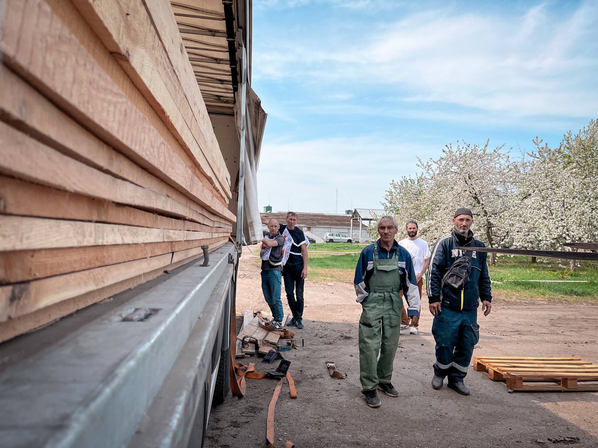 📍Zaporizhzhia region 🚚🔨 @ICRC teams delivered quick-fix materials for the residents of Verkhnia Tersa village. This equipment will support the repair of public buildings in Vozdvyzhivska community.