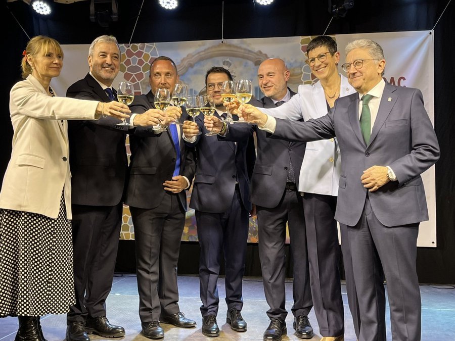 El 'nostre' President brindant a la feria d'Abril amb Mister Fairy i resta.
Què més hem de veure d'aquest canalla?