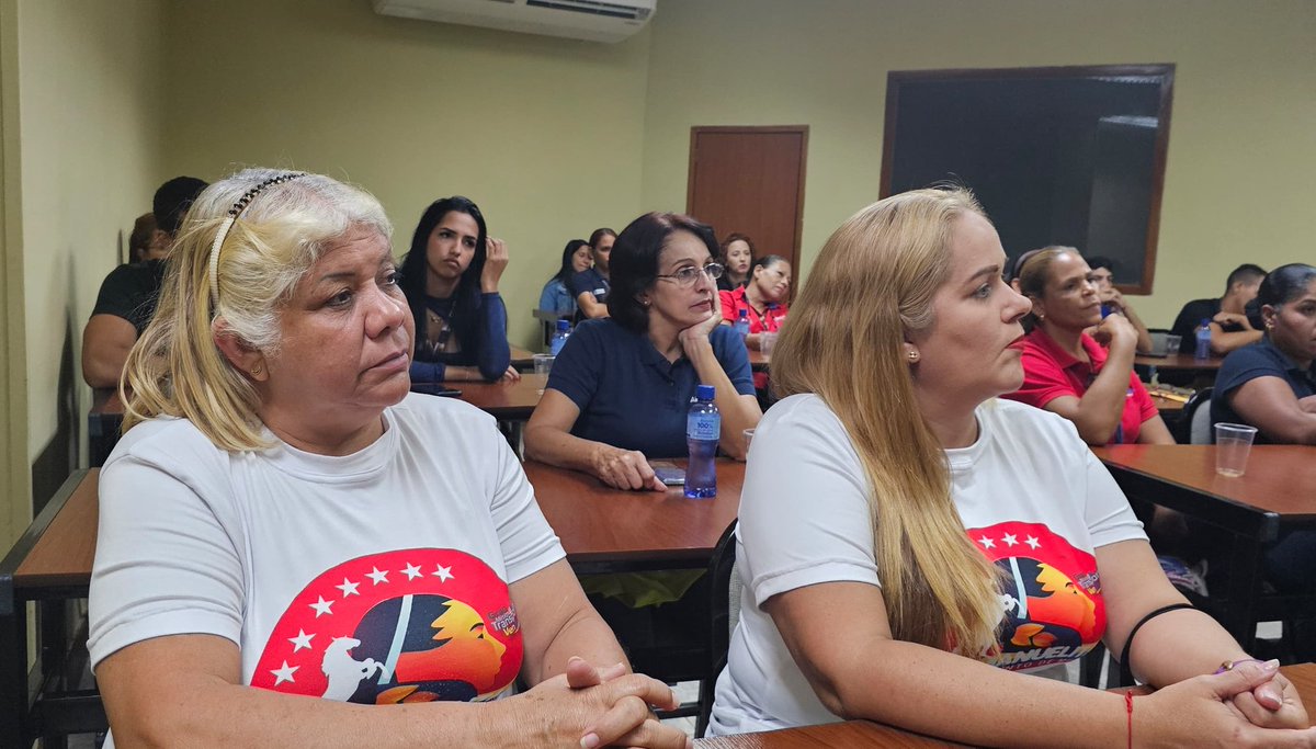 #InfoIAIM || Las mujeres aeroportuarias pertenecientes al movimiento de @mujeresmppt participaron en una charla de concienciación contra la violencia infantil y adolescente, en aras de fortalecer la responsabilidad social y proteger la integridad de nuestros niños.