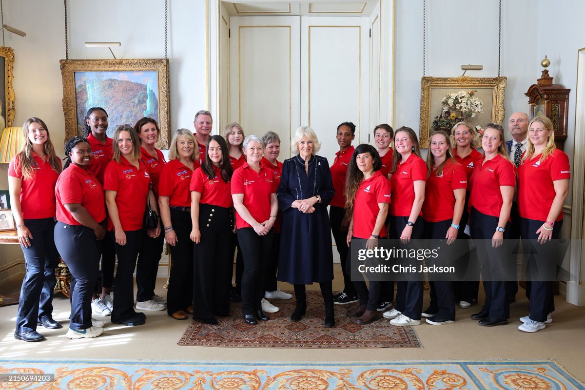 ⛵️  Queen Camila poses for a picture with members of the Maiden crew past and present, following their unprecedented @OceanGlobeRace win, becoming the first ever all-female crew to win an around-the-world yacht race.

Three decades ago, skipper Tracy Edwards MBE and her…