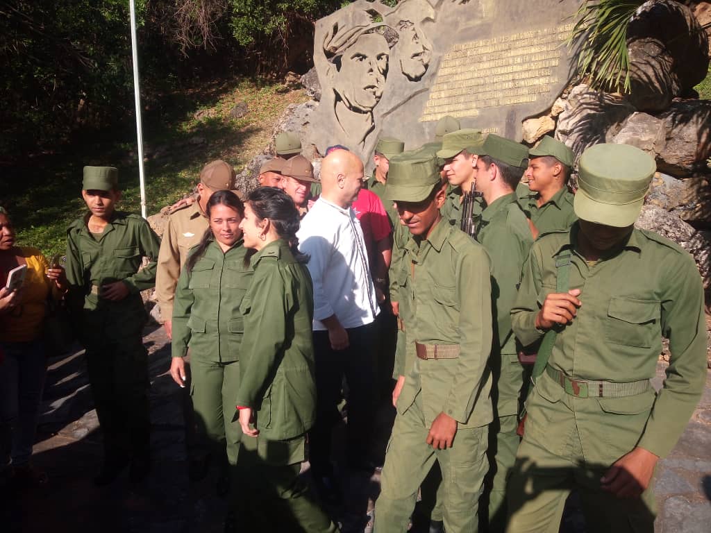 Con la presencia del héroe de la república de #Cuba Gerando Hernández se recordo en el monumento a Alberto Delgado miembro de la seguridad del Estado 60 años de su asesinato. @MinfarC @CentralEjercito @