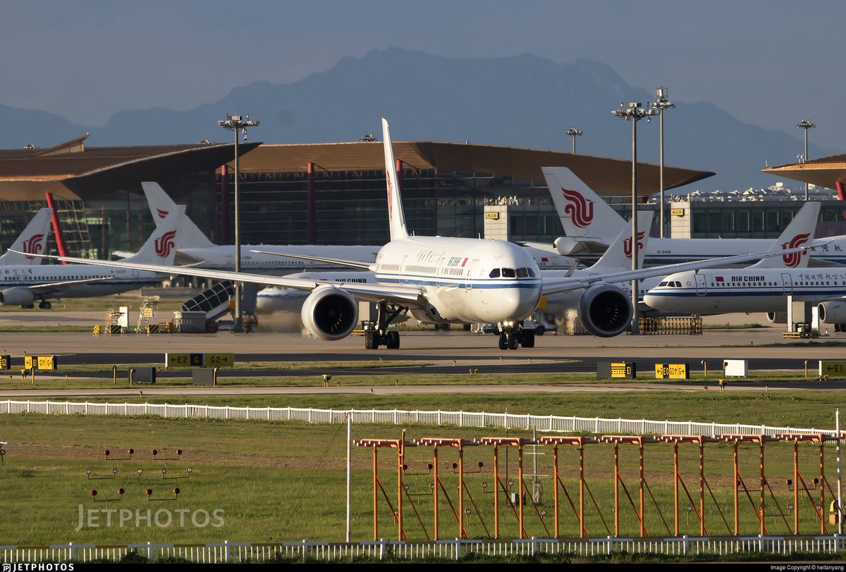 Air China retomó hoy sus vuelos a Brasil después de cuatro años de suspensión. La empresa operará dos veces por semana la ruta Beijing - Madrid - Sao Paulo y viceversa con aviones Boeing 787-9 Dreamliner de 293 asientos. Jueves y domingo · CA 897 PEK 🇨🇳 15:00 · 21:10 MAD 🇪🇸 ·…