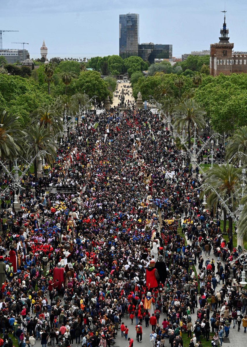 La Comparsa de Gigantes y Cabezudos de #TorrejóndeArdoz participó ayer domingo en el mayor encuentro nacional, celebrado en Barcelona, con motivo del 600 aniversario de esta tradición.