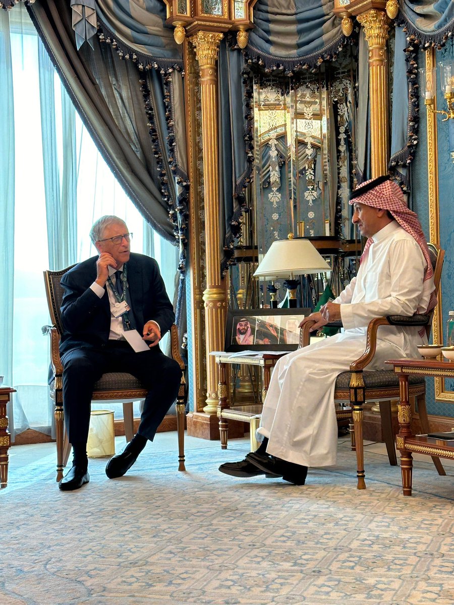 On the sidelines of the #SpecialMeeting24 of the @WEF, I had the pleasure of meeting Mr. @BillGates, Co-Chair of the Bill & Melinda Gates Foundation.