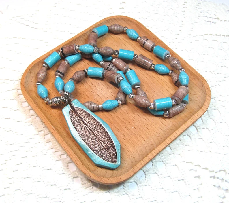 Paper Bead Necklace, Paper Bead Jewelry, Paper Bead Accessories, Turquoise and Naturals with Brown Leaf Pendant thepaperbeadboutique.etsy.com/listing/170801…
#paperbeadjewelry #handmadejewelry #paperbeadnecklace #handmadebeads #paperbeadaccessories #falljewelry