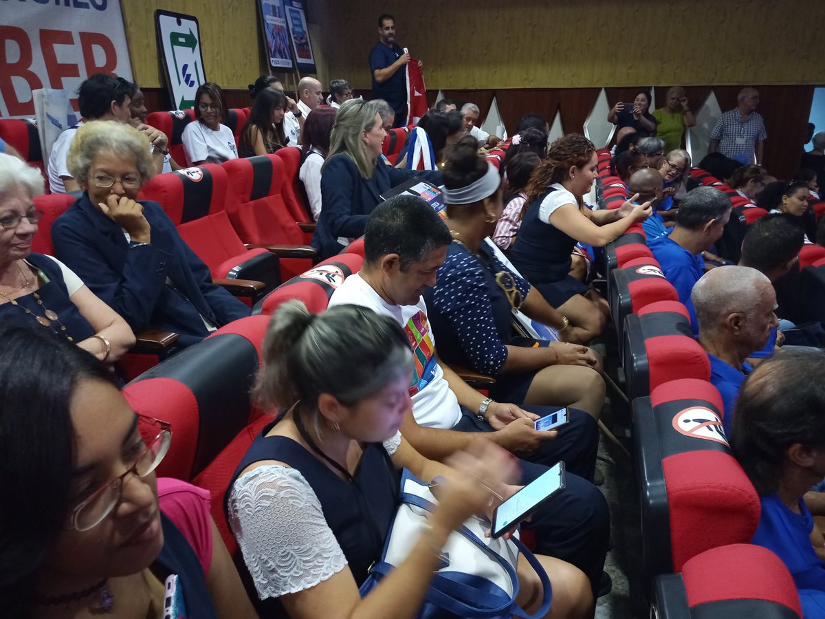 #PorCubaJuntosCreamos 
Presente la División Norte de #ETECSA en plenaria del #MINCOM_CUBA en saludo al 1ro de Mayo