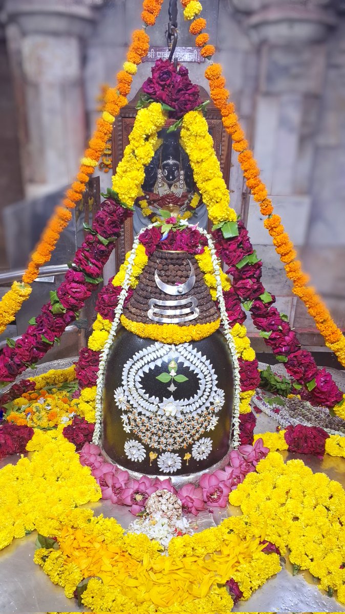 श्री अहल्याबाई मंदिर, प्रभासक्षेत्र - गुजरात (सौराष्ट्र) दिनांकः 29 अप्रैल 2024, चैत्र कृष्ण पंचमी - सोमवार सायं शृंगार 04242388 #ahilyabai_temple #mahadeva