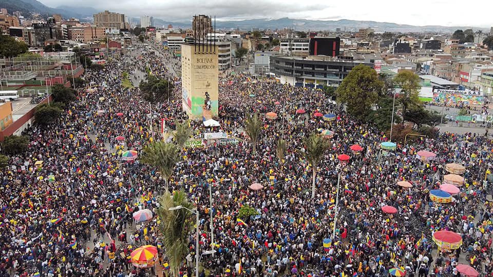 #LeMarchoAlCambio el primero de mayo seremos millones de colombianos marchando por la paz y la justicia social, marchando contra la impunidad, la corrupción y la desinformación.