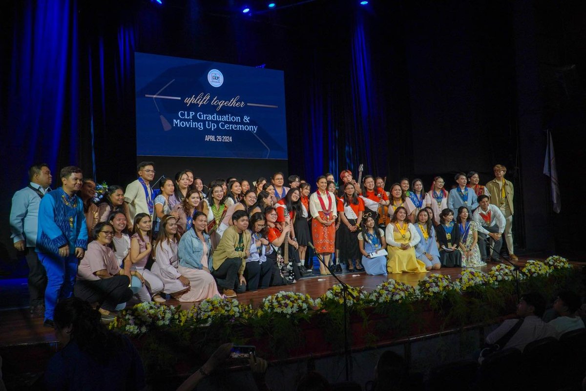 Atty. Leni Robredo joined the Creative Learning Paths School community today as it celebrated the graduation of students from Kindergarten, Grade 6, and Grade 12. Loved by students from kinder to graduate school 🌷