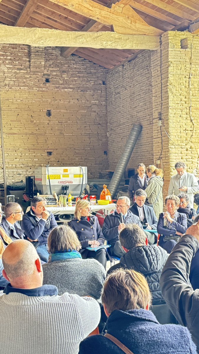 Visite de l’exploitation l’Earl Forest  à Montgiscard pour discuter avec l'exploitant, les représentants des agriculteurs locaux et les élus du territoire sur la mise en œuvre et l'amélioration des lois Egalim, ainsi que sur les enjeux de structuration des filières."