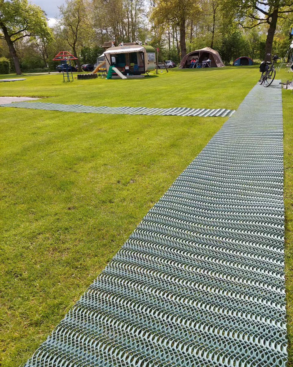 Kamperen in de lente na een hele natte periode? Niet voor iedereen zo simpel als het lijkt!🦽Maar gelukkig heeft camping De Kleine Stroet dé oplossing. Deze creatieve boerencamping maakt de buitenwereld toegankelijk voor iedereen. Hoe? Dat lees je in de beschrijving van de foto.