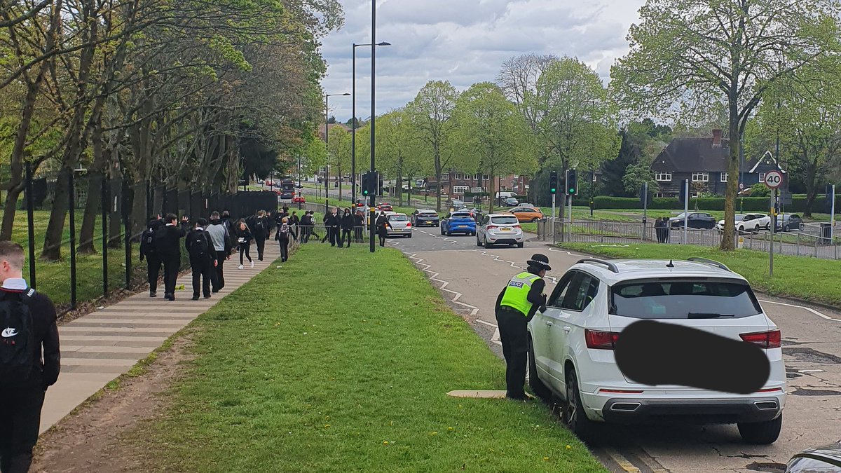 BartleyGreenWMP's tweet image. Following complaints from the community on @B31Voices last week, @BartleyGreenWMP and @QuintonWMP officers have this afternoon warned parents regards parking within the confines of the crossing on ZigZags. Next step, enforcement 26653 / 23111 / 23842