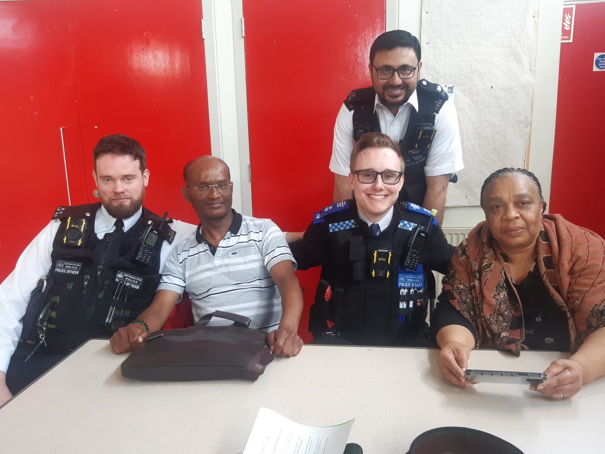 Today Norbury Park SNT held a local business meeting at St Oswald's Church for the shops on Green Lane to raise any issues or concerns they may have in their business. We also had our local Councilor Appu in attendance.

@MPSCroydon
#NorburyPark
#MyLocalMet
#MPSCroydon
