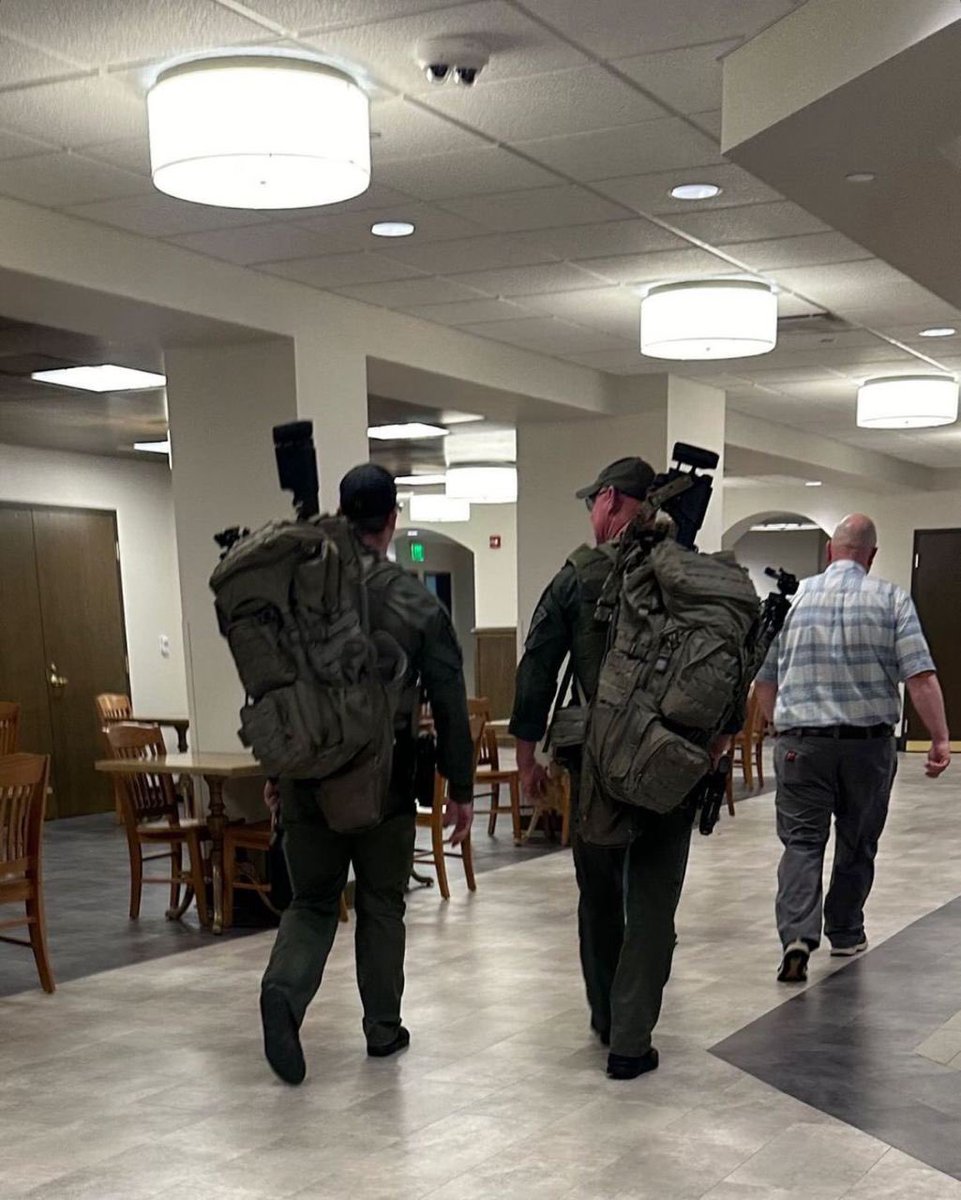 ABD'nin Indiana Üniversitesi'nde Gazze için protestolar barışçıl yapan öğrencilere karşı görevlendirilen keskin nişancılar. Fotoğrafta bir üniversite yöneticisi, keskin nişancıları konumlanacakları noktalardan birine götürmek üzere eşlik ediyor.