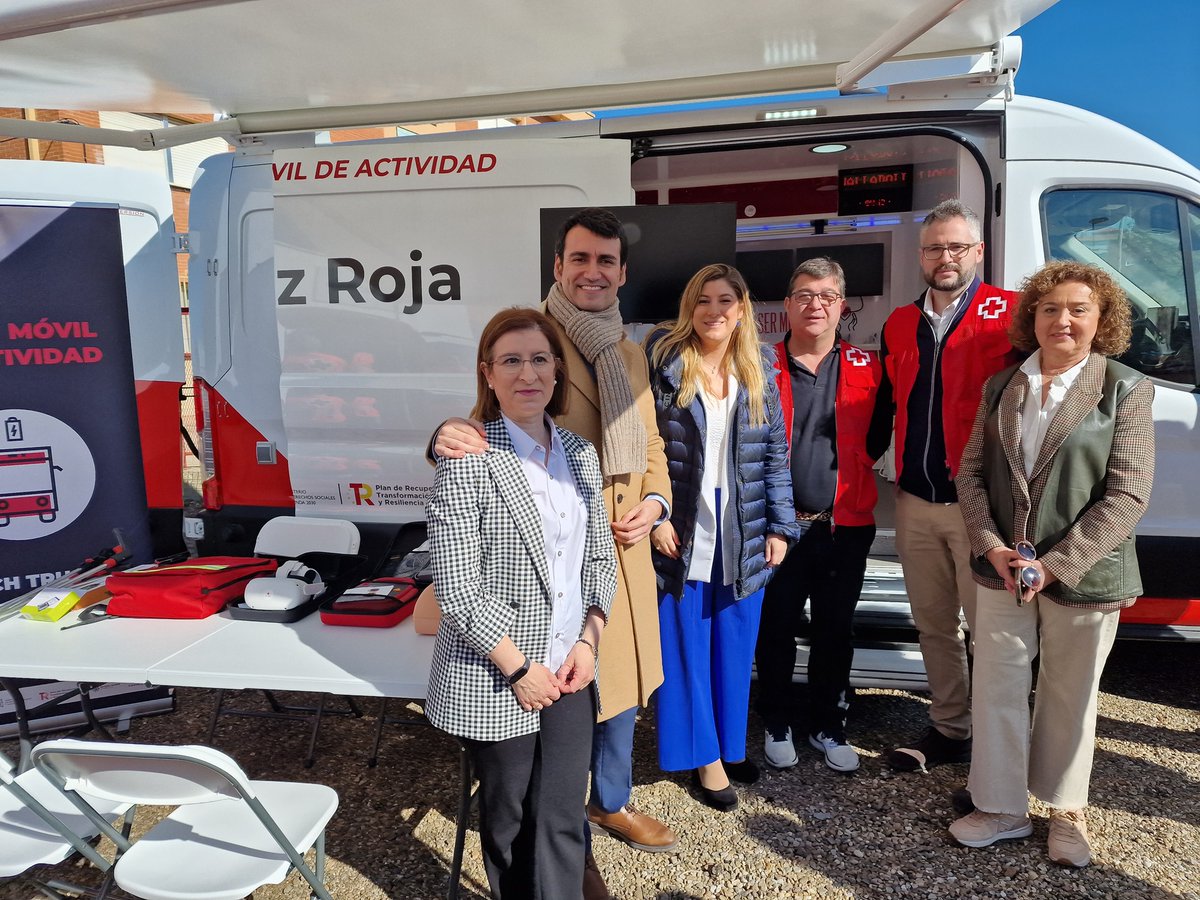 Gracias delegada @jcyl @raquelalonsoher, gerente territorial Mª Ángeles Cantalapiedra, @DavidEsteban_R, por acompañarnos en este acto junto al presidente de #CruzRoja #Valladolid, Juan José Zancada, la presidenta de Cruz Roja en #MedinaDeRioseco, Ana Rodríguez, y #voluntariado.