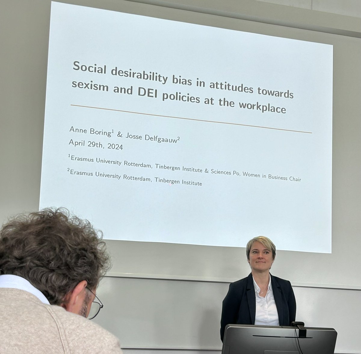 🔍Discussing today #SocialDesirability biases towards #sexism, #WorkplaceEquality and #DEI policies.
@anne_boring (@ErasmusESE, @ResearchTI & Head of Women in Business Chair @SciencesPo) presented her study on the topic co-authored with Josse Delfgaauw
#USIEcon #EconTwitter