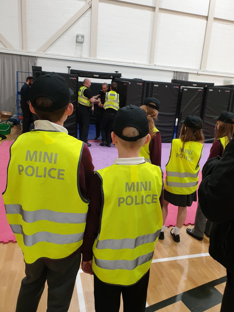 The #minipolice officers from #waterwellsprimary today finished their mini police programme with a trip to #glospolice HQ. They watched the officers training, had lunch as well as a tour of the cells, followed by their completion certificates being presented.
well done team.