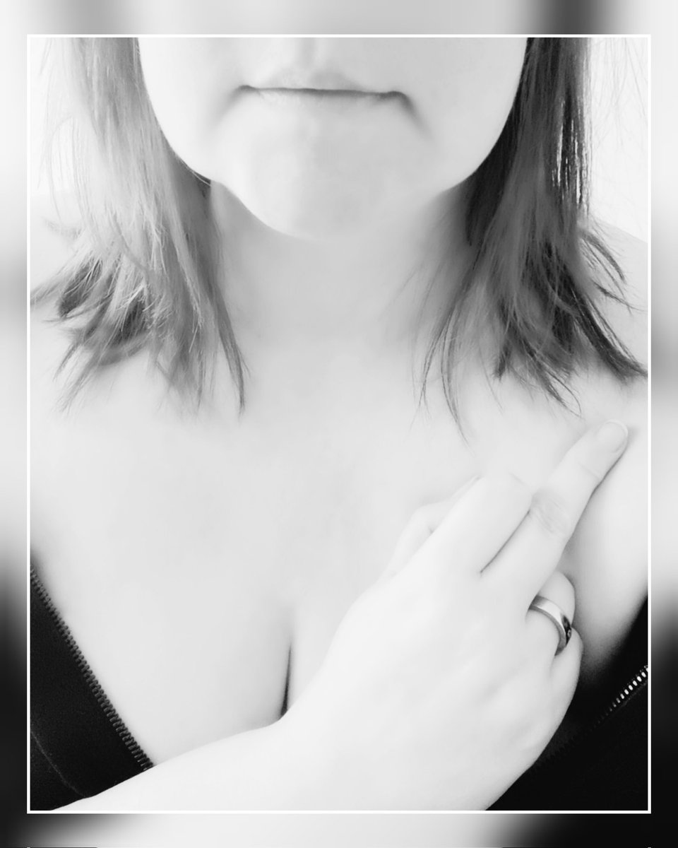 Das #Montagslächeln fällt aus und geht nahtlos in den #MittelfingerjedenTag über. 
Am Wochenende kam Post. Was denkt ihr, wie viel Krankenversicherung ich monatlich bezahlen muss?

a) 300€
b) 400€
c) fucking 500€?

Deutschland ist kein Sozialstaat, wenn man krank ist.