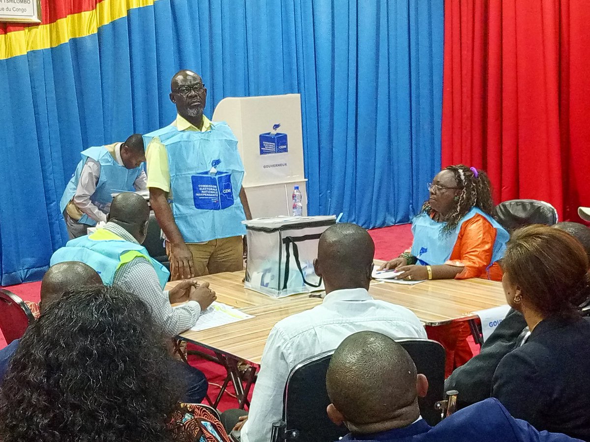 #hautkatanga: début des opérations de dépouillement pour l'élection de gouverneur. Ce, après 2 heures de Signature des fiches  de résultats. @ceni @cd_enquete