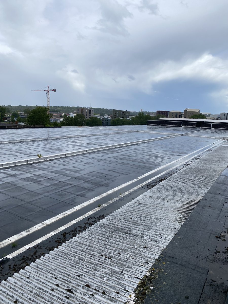 Visite d'un lieu emblématique sur les toits de la base sous marine de #Bordeaux, une trace visible de la 2nde guerre mondiale. Pour faire de Bordeaux une ville solaire, l'objectif de @PierreHurmic est d'y construire une centrale photovoltaïque pour solariser au minimum 9000m2 ⚡️