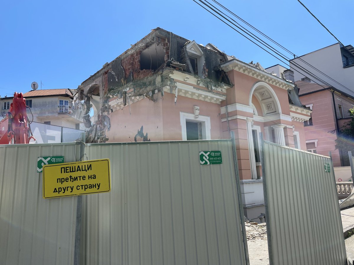 Reporteri javljaju. Beograd, Srbija. Petrogradska. Danas. Na Vračaru ništa novo. Napravićemo je još lepši, još stariji i još zaštićeniji Vračar.