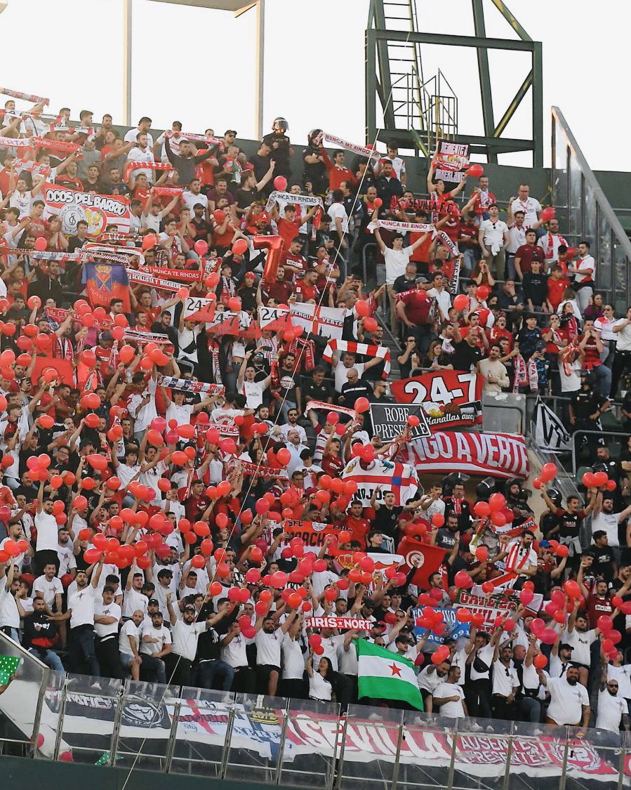 No sabéis el orgullo que se siente al ver esa esquinita llena de COLORAOS desde el césped. Es algo único. ❤️

#SevillaFC #ElGranDerbi