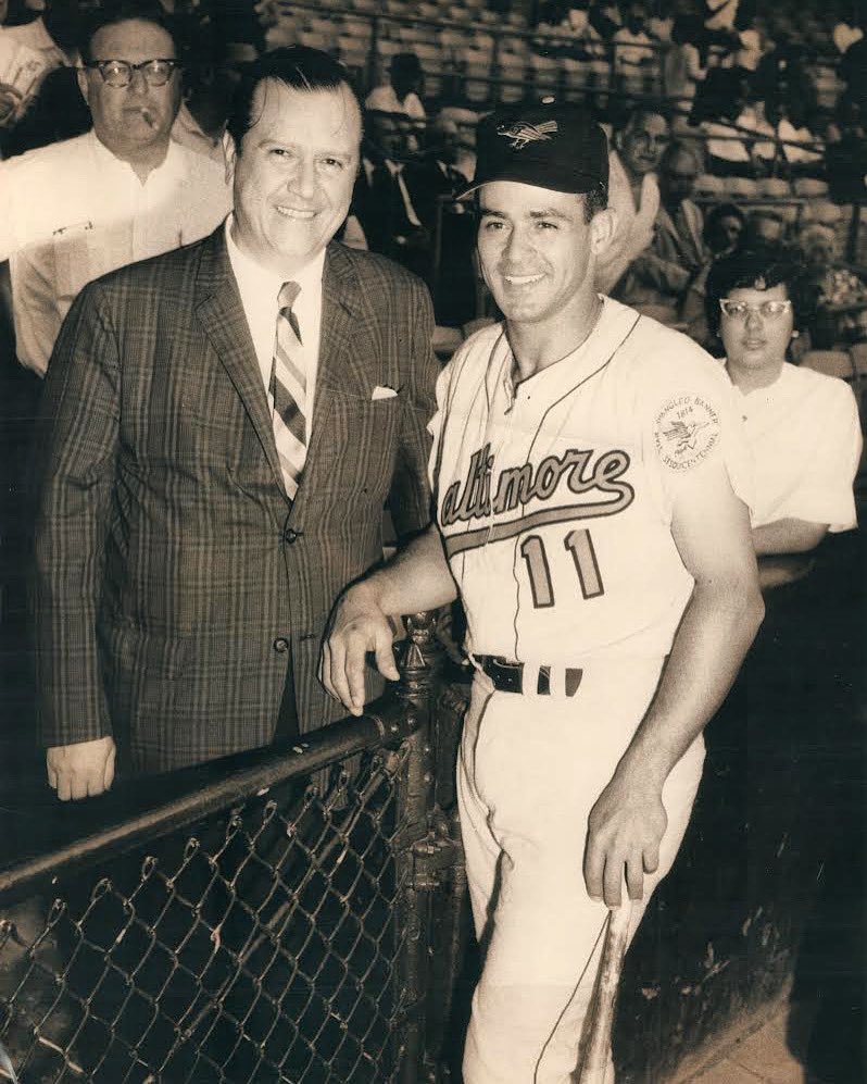 Hoy #29Abril cumple 90 años #LuisAparicio, hasta el momento el único beisbolista venezolano en el Salón de la Fama de las Grandes Ligas en #Cooperstown, Estados Unidos. En esta foto de nuestro archivo, Luis Aparicio, en su época con los Orioles de Baltimore, aparece junto a