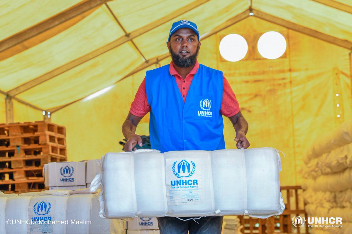 🚨Latest update on flooding from Dadaab refugee camp: Many refugees have been forced from their homes, seeking shelter in schools and on higher ground. UNHCR is coordinating with @GarissaGov and mobilizing supplies for distribution.