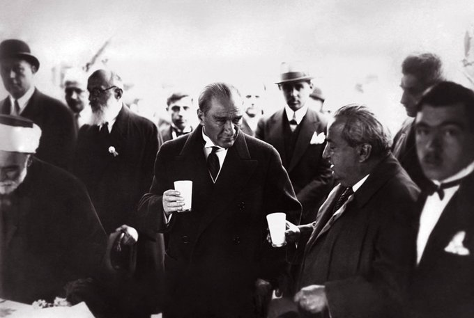 Masonlar hem Atatürk'ü zehirledi hem Atatürk'ü içkici Ateist olarak lanse etti. Ayran içtiğni bile RAKI diye reklam ettiler. HALBUKİ ayrandı resmi kestiler içkici yaptılar. KOMPLO TEORİSİNDE ÜSTLERİNE YOKTUR
#an #akılçemberi #günortası #çalarsaat #GerçekFikriNe #TaksimMeydanı