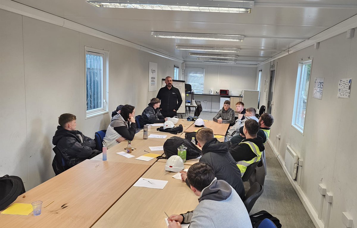 Our Glasgow #PreApprenticeship group transitioned back into the week with a #wellness walk followed by an afternoon of building #employability skills and #interview techniques with @Summers360 📗🚶