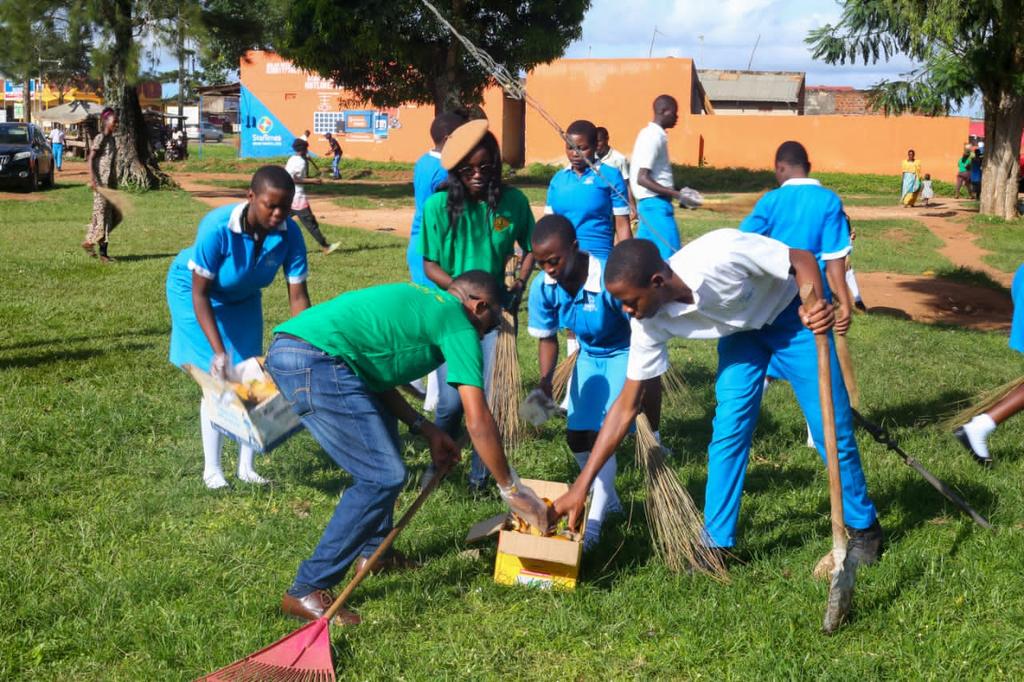 Oweek. Dr. Anthony Wamala Minisita w'Obuwangwa, Embiri, Amasiro, Obulambuzi n'Ebyokwerinda asabye abantu okukuuma Obutondebwensi kiyambeko okusikiriza abalambuzi okujja mu Ggwanga, lyongere okuyingiza ensimbi okuva mu by'Obulambuzi. Obubaka buno Minisita abutisse Mw. Yahaya…