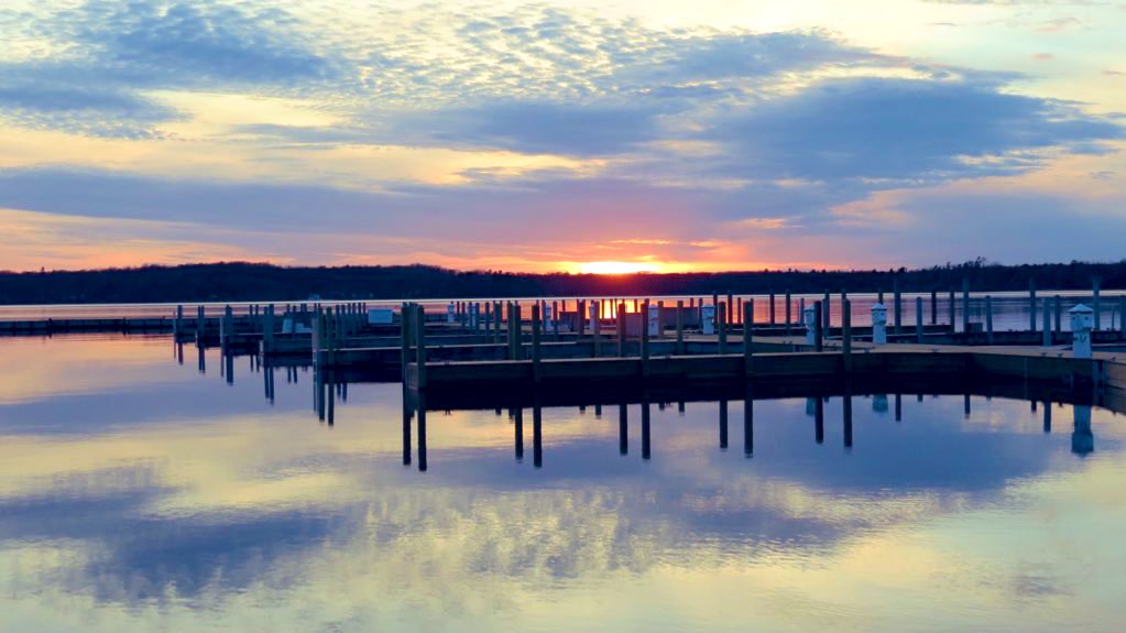 @hpphotograf A #pier #reflection creates a dreamy scene; We love #PureMichigan #sunsets if you see what we mean!
🌅📸 #mitchandmarcyphotos

#GrandTraverseBay #TraverseCity 🇺🇸